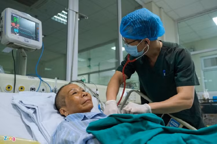 Chiều 14/5, trên giường bệnh, nữ bệnh nhân tỉnh táo, có thể tiếp xúc, nói chuyện với phóng viên. Bệnh nhân chia sẻ bản thân luôn cảm thấy biết ơn các y bác sĩ đã cứu mình khỏi cửa tử. "Điều mà tôi thấy cảm động nhất là các y bác sĩ ân cần chăm sóc, mặc bỉm giúp tôi. Mong ước của tôi là được về nhà, lúc nào khỏe mạnh, tôi sẽ đến viện cảm ơn mọi người đã giúp đỡ mình", bệnh nhân 19 chia sẻ. 