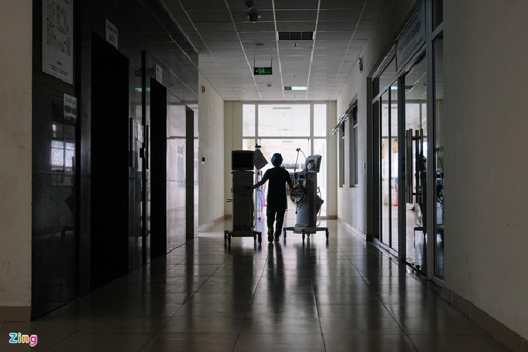 Số lượng bệnh nhân Covid-19 tại Bệnh viện Bệnh Nhiệt đới Trung ương cơ sở 2 chỉ còn 7 ca. Chiều 14/5, máy trợ thở được di chuyển bớt sang cơ sở 1 của bệnh viện.