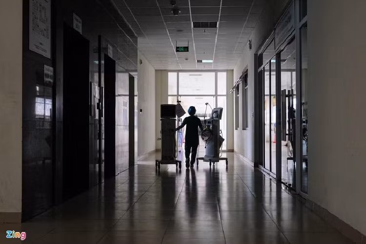 Số lượng bệnh nhân Covid-19 tại Bệnh viện Bệnh Nhiệt đới Trung ương cơ sở 2 chỉ còn 7 ca. Chiều 14/5, máy trợ thở được di chuyển bớt sang cơ sở 1 của bệnh viện.