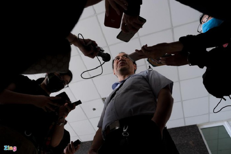 Theo bác sĩ Nguyễn Trung Cấp - Trưởng khoa Cấp cứu, Bệnh viện Bệnh Nhiệt đới Trung ương - phác đồ điều trị của Việt Nam tương tự thế giới. "Giống việc chúng ta nấu ăn, công thức nấu không khác nhau nhưng bàn tay nấu của mỗi người khác nhau. Đây chính là lý do Việt Nam đến thời điểm hiện tại chưa ghi nhận trường hợp tử vong vì Covid-19", bác sĩ Cấp nói.