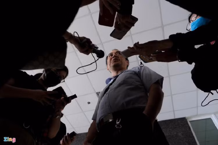 Theo bác sĩ Nguyễn Trung Cấp - Trưởng khoa Cấp cứu, Bệnh viện Bệnh Nhiệt đới Trung ương - phác đồ điều trị của Việt Nam tương tự thế giới. "Giống việc chúng ta nấu ăn, công thức nấu không khác nhau nhưng bàn tay nấu của mỗi người khác nhau. Đây chính là lý do Việt Nam đến thời điểm hiện tại chưa ghi nhận trường hợp tử vong vì Covid-19", bác sĩ Cấp nói.