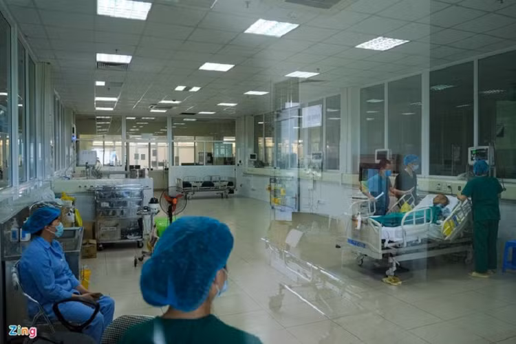 Chiều 14/5, tại Bệnh viện Nhiệt đới Trung ương, 8 bệnh nhân Covid-19 tiếp tục được công bố khỏi bệnh. Đến nay, cả nước đã có 260 người mắc Covid-19 được chữa khỏi. Dự kiến, bệnh nhân 19 cũng được công bố khỏi bệnh vào tuần tới. 