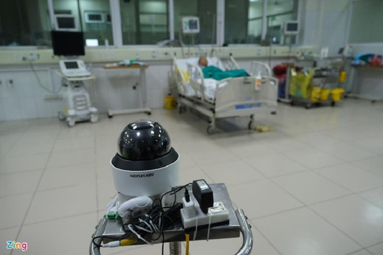 Hội đồng chuyên môn đánh giá bệnh nhân đã vượt qua những giai đoạn khó khăn. Các biểu hiện lâm sàng, X-quang phổi đều tốt lên. Hiện tại, nữ bệnh nhân hồi phục tốt, tự thở khí phòng, có thể đi lại.