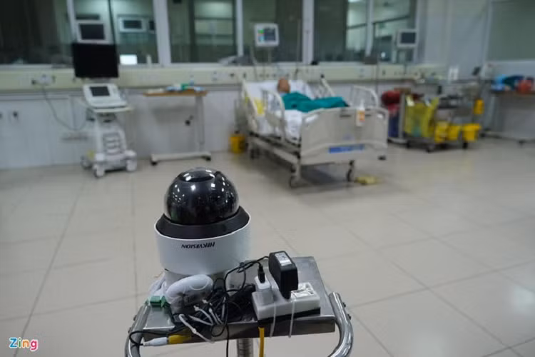 Hội đồng chuyên môn đánh giá bệnh nhân đã vượt qua những giai đoạn khó khăn. Các biểu hiện lâm sàng, X-quang phổi đều tốt lên. Hiện tại, nữ bệnh nhân hồi phục tốt, tự thở khí phòng, có thể đi lại.