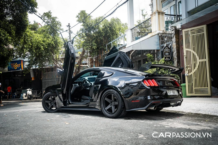 Theo chia sẻ từ người dùng, Ford Mustang EcoBoost đời này lành và ít bị hư vặt so với đời trước cũng như những mẫu xe châu Âu trong cùng phân khúc. Về vấn đề phụ tùng và bảo dưỡng, nước ta không thiếu các gara đã quen với dòng xe thể thao này. Thậm chí, bạn vẫn có thể mang chiếc xe vào các đại lý Ford chính hãng để bảo dưỡng và sửa chữa nếu cần.