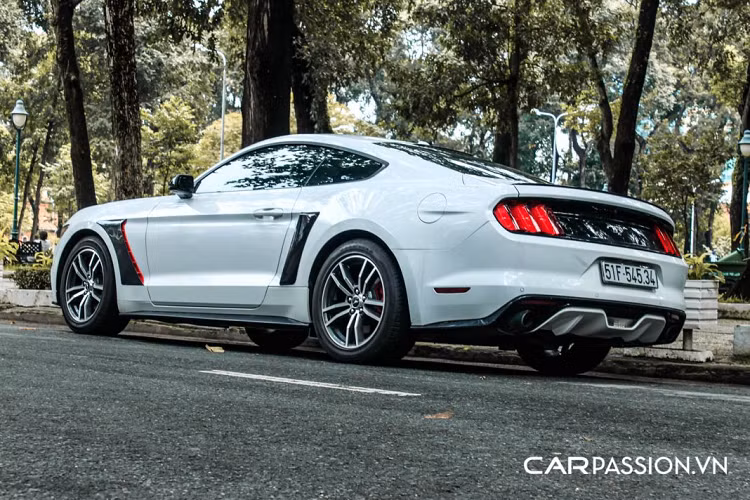 Ford Mustang thế hệ thứ 6 được ra mắt vào năm 2013 tại một số các sự kiện diễn ra song song khắp nơi trên thế giới. Ở thế hệ này, Mustang đã lột xác, trở nên hiện đại hơn bằng các đường cắt, xẻ táo bạo. Tuy nhiên, các đường nét cơ bản tạo nên hình tượng của xe cùng các đường gân tạo vẻ cơ bắp vẫn được giữ lại từ những mẫu xe tiền nhiệm. Sự thể thao và khỏe khoắn là điều ta có thể thấy rõ trên chiếc xe này. Nếu “nhích” được thêm một vài trăm triệu, bạn có có thể sở hữu một chiếc Mustang thế hệ thứ 6 facelift thậm chí còn “đẹp mã” và mạnh mẽ hơn.