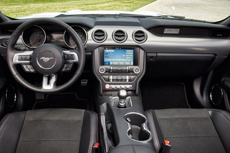 Mặc dù sử dụng động cơ dung tích nhỏ nhưng Ford Mustang EcoBoost vẫn có được khả năng vận hành ấn tượng không thua gì những bản cao cấp hơn. Bạn sẽ vẫn cảm nhận được đuôi xe bị văng mỗi khi nhấn ga mạnh, một cảm giác đặc trưng của Mustang. Tuy nhiên, mẫu xe này vẫn có thể mang đến cảm giác an toàn hơn nếu như bạn không cố tình đánh thức bản chất hoang dã của nó.