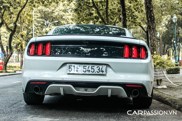 Ford Mustang EcoBoost tại Việt Nam đa phần thuộc cấu hình Premium với ghế ngồi bọc da, hệ thống thông tin giải trí MyFord Touch với Ford SYNC, đài HD, loa cao cấp HD Saker, kết nối Apple CarPlay và Android Auto cùng nhiều trang bị khác. Ford Mustang sở hữu thiết kế nội thất 2+2 với hai chỗ ngồi cho người lớn và hai chỗ nhỏ hơn ở phía sau.