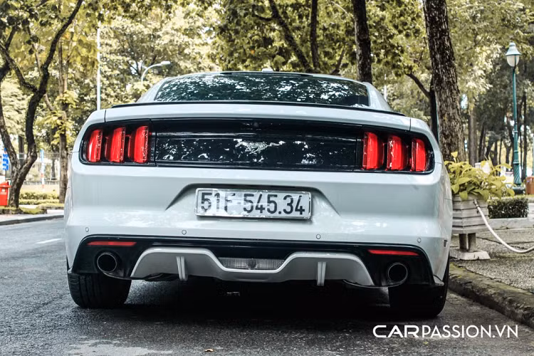 Ford Mustang EcoBoost tại Việt Nam đa phần thuộc cấu hình Premium với ghế ngồi bọc da, hệ thống thông tin giải trí MyFord Touch với Ford SYNC, đài HD, loa cao cấp HD Saker, kết nối Apple CarPlay và Android Auto cùng nhiều trang bị khác. Ford Mustang sở hữu thiết kế nội thất 2+2 với hai chỗ ngồi cho người lớn và hai chỗ nhỏ hơn ở phía sau.