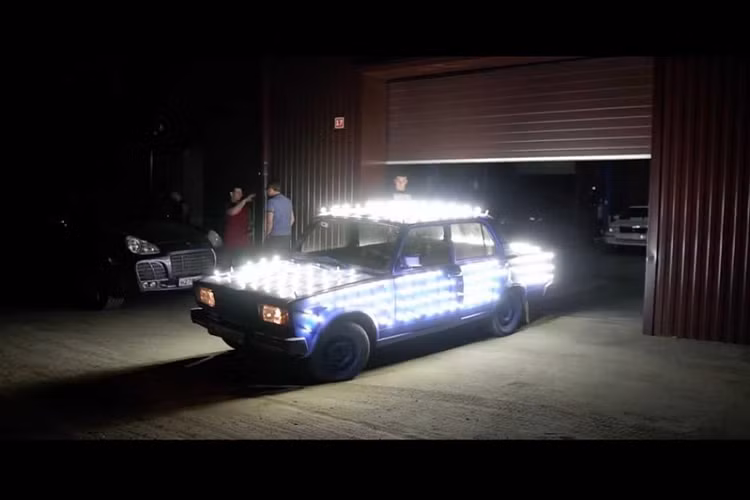 Số đèn led độ trên xe Lada tỏa sáng đến độ người nhìn không thể phân biệt nổi đường nét của chiếc xe từ trên cao. Từ góc nhìn mặt đất, ánh sáng phản xạ khỏi thân vỏ và mang đến cho chiếc xe một màu xanh nhạt.