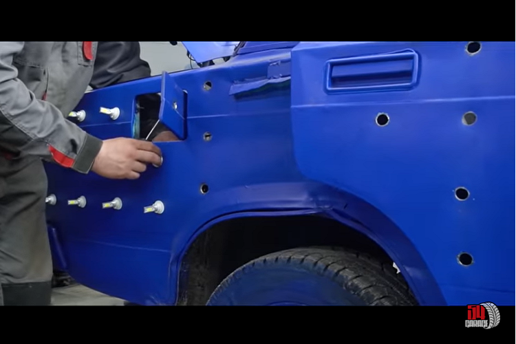 Do vậy, người lái cần đeo kính râm, nhưng tiếc rằng chúng cũng không giúp ích là mấy. Bác thợ máy người Nga đã cần mất chút thời gian để con mắt tự điều chỉnh thích nghi với độ sáng.