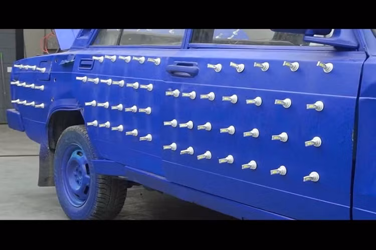 Quá trình gắn số đèn pha bao gồm các công đoạn khoan lỗ lên khắp ngoại thất chiếc Lada cũ, lắp đèn, và rồi nối dây diện cho tất cả chúng. Với sự hỗ trợ của cả một đội ngũ, công việc này tỏ ra không quá khó khăn và mệt nhọc. Khi xong việc, chủ kênh Garage 54 quyết định lái chiếc xe đi dạo một vòng vào ban đêm.