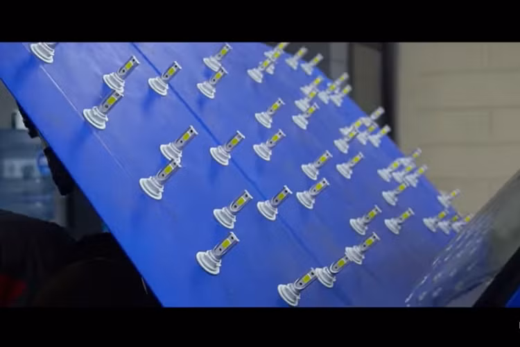 Một vấn đề khi bao phủ những bóng đèn pha LED lên xe Lada cực sáng, đó là ánh sáng làm lóa kính chắn gió đến độ người lái có thể quan sát bên ngoài.