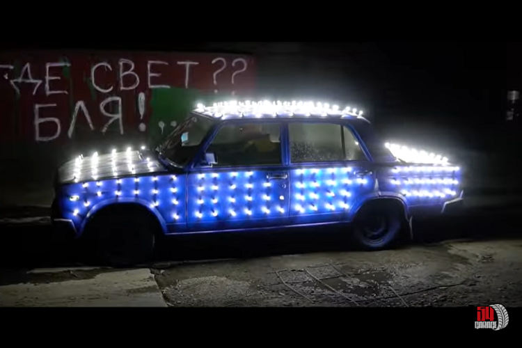 Mỗi bóng đèn LED đều có quạt tản nhiệt riêng. Trong tình huống thông thường, tản nhiệt sẽ không phải là vấn đề, nhưng với số lượng đèn nhiều thế này, chúng sẽ làm nhiệt độ nhanh chóng tăng lên trong cabin.