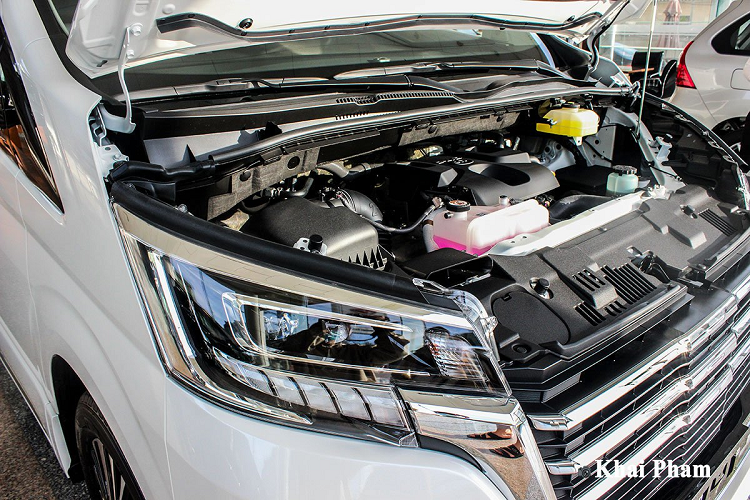 Vô-lăng trên xe Toyota Granvia được cung cấp chất liệu da, ốp gỗ bao phủ trên thiết kế 3 chấu và loạt phím bấm tiện ích được trang bị. Đáng tiếc, phía sau cụm đồng hồ vẫn là dạng Analog truyền thống kết hợp màn hình TFT 4,2 inch. Hệ thống giải trí trên Toyota Granvia mới dựa vào màn hình 7 inch kết hợp đầu AVN/DVD/CD với khả năng kết nối Bluetooth/AUX/USB và dàn âm thanh 12 loa tiêu chuẩn.