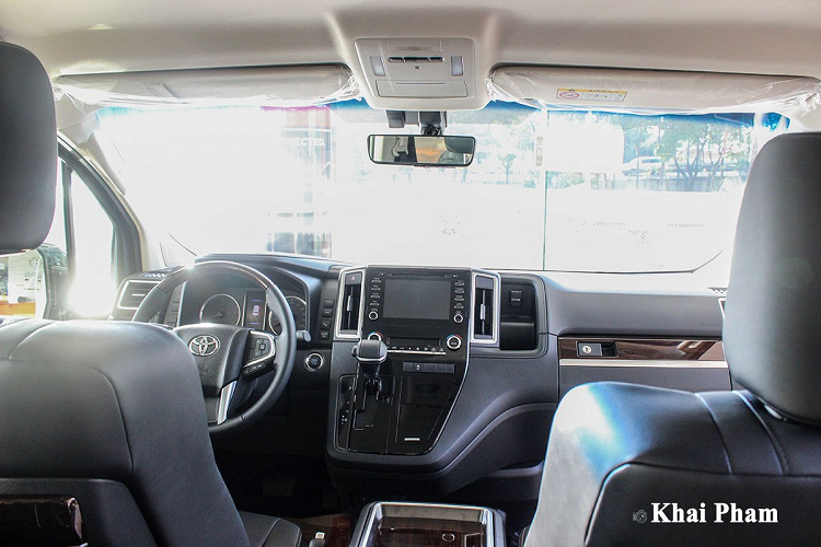 Tuy nhiên, khá đáng tiếc trên mẫu MPV cao cấp này lại thiếu đi dải đèn định vị ban ngày. Điểm giống Hiace nhất trên Granvia đến từ hệ thống lưới tản nhiệt hình thang mở rộng với phần viền mạ crom sáng bóng, cản trước sử dụng 2 tông màu đối lập và tích hợp cụm đèn sương mù.