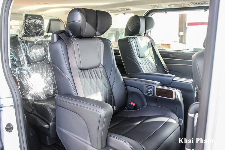 Sở hữu đến 9 chỗ ngồi, song kích thước trên Toyota Granvia mới không quá ấn tượng với chiều Dài x Rộng x Cao lần lượt là 5.265 x 1.950 x 1.990 (mm), chiều dài trục cơ sở 3.210 mm và khoảng sáng gầm 175 mm. Toyota Granvia có gương chiếu hậu bọc crom sáng màu và trang bị sẵn tính năng chỉnh điện, tự động gập, sấy gương và đèn xi-nhan. Theo công bố, mẫu MPV cao cấp này dùng vành nhôm 2 màu với kích thước 17 inch kết hợp cùng bộ lốp 235/60R17, dải crom nẹp cửa cũng là chi tiết giúp chiếc xe trở nên ấn tượng hơn.