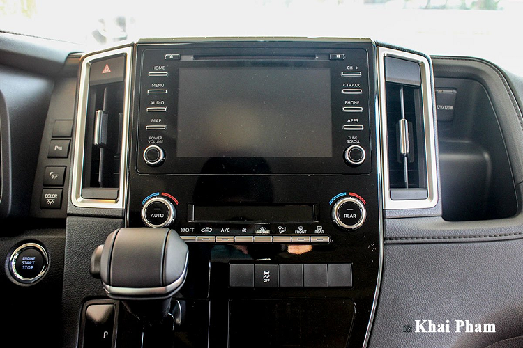 Với số lượng 9 vị trí ngồi trên xe nên Toyota Granvia không quá thoáng đáng, không gian ở đây ở mức đủ dùng. Khu vực táp-lô, chiếc MPV cỡ lớn khá giống Toyota Sienna khi tích hợp cần số ngay dưới màn hình trung tâm và bệ điều khiển đã được thay thế bằng bệ tỳ tay.