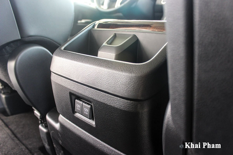 Toyota Granvia 2020 có phần ghế ngồi bọc da hoàn toàn, ghế lái điều chỉnh đện 8 hướng, ghế phụ chỉnh cơ. Trong khi đó, hàng ghế thứ 2 mới chính là điểm nhấn trên xe với 2 vị trí ngồi thương gia có khả năng trượt/ngả bằng điện. Hàng ghế thứ 3 có thể trượt ngả bằng cơ theo ý muốn và 3 vị trí cuối cùng có thể trượt và gập mặt ghế.