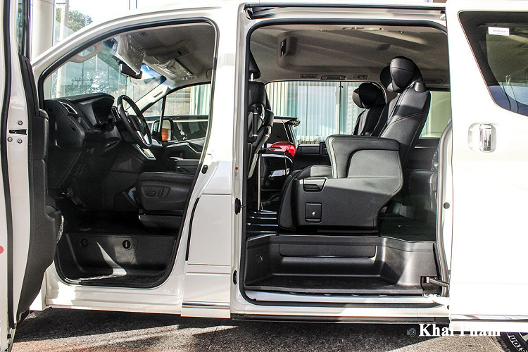 Đuôi xe Toyota Granvia All New có thiết kế vuông vức cứng cáp có phần giống Alphard mang đến cho khách hàng những trải nghiệm mới ở phân khúc MPV cao cấp. Mẫu xe hơi mới Toyota Granvia sử dụng hệ thống đèn hậu, đèn phanh trên cao dạng LED và dải crom nối liền cũng là một trong những điểm nhấn đáng chú ý mà chiếc xe 9 chỗ sở hữu. Ngoài ra, Toyota cũng trang bị cho Granvia hệ thống camera/cảm biến lùi để hỗ trợ tối đa cho tài xế.