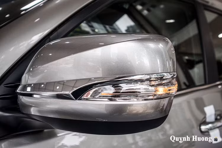 Phần đuôi xe Lexus GX 460 2020 không khác biệt so với những phiên bản đang bán ở Việt Nam, có chăng ở đây chỉ được bổ sung rơ mooc để phù hợp với những người thích chạy off-road. Ngoài ra, cụm đèn hậu bóng thường, cảm biến, camera lùi vẫn là những trang bị tiêu chuẩn trên chiếc SUV đến từ Nhật Bản.