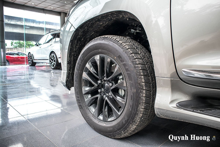 Ở bản nhập khẩu tư nhân, Lexus GX 460 2020 có thêm phần ốp hông mạ crom - chi tiết trên bản chính hãng tại Việt Nam không có. Khu vực thân xe Lexus GX 460 2020 sử dụng bộ mâm 6 chấu hình chữ "V" với kích thước 18 inch. Gương chiếu hậu của phiên bản này sở hữu tính năng chỉnh/gập điện kèm báo rẽ dạng LED kèm chi tiết crom. Tay nắm cửa trên GX460 mới ốp crom và tính năng cảm biến mở khoá thông minh.