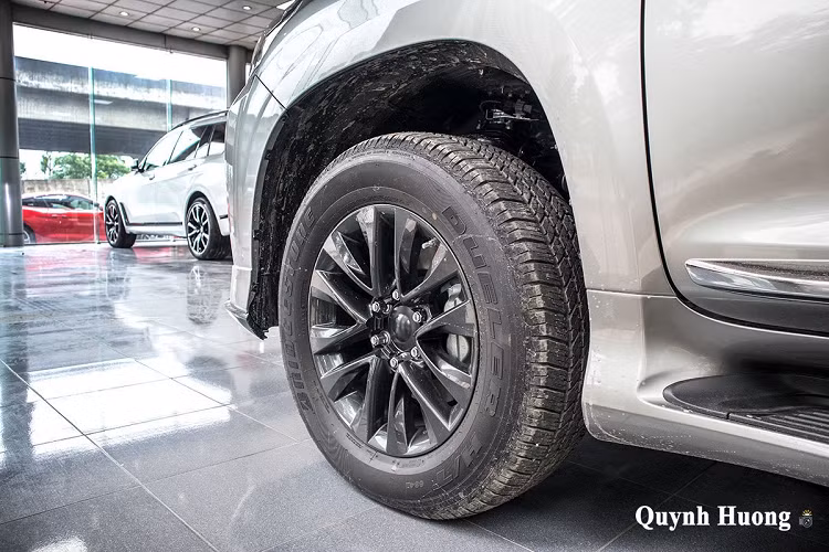 Ở bản nhập khẩu tư nhân, Lexus GX 460 2020 có thêm phần ốp hông mạ crom - chi tiết trên bản chính hãng tại Việt Nam không có. Khu vực thân xe Lexus GX 460 2020 sử dụng bộ mâm 6 chấu hình chữ "V" với kích thước 18 inch. Gương chiếu hậu của phiên bản này sở hữu tính năng chỉnh/gập điện kèm báo rẽ dạng LED kèm chi tiết crom. Tay nắm cửa trên GX460 mới ốp crom và tính năng cảm biến mở khoá thông minh.