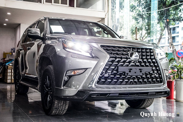 Về cơ bản, ngoại hình xe Lexus GX 460 2020 nhập khẩu từ Trung Đông hay Mỹ sẽ không khác quá nhiều. Mẫu xe chuyên địa hình này vẫn sở hữu thiết kế đậm chất Lexus, đây là phiên bản nâng cấp giữa vòng đời nên GX460 đã hiện đại hơn trong từng đường nét đã được tinh chỉnh. Ở phần đầu, mẫu ô tô mới Lexus GX 460 2020 được thương hiệu Nhật Bản cải tiến với những đường nét tạo hình mới. So với bản tiền nhiệm nhiệm, mặt ca-lăng là nơi thay đổi nhiều nhất trên chiếc SUV này.