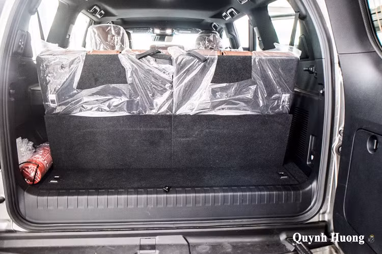 Cỗ máy trên vận hành thông qua hộp số tự động 6 cấp và hệ dẫn động 4 bánh. Bên cạnh đó, mẫu SUV đến từ Nhật Bản còn được trang bị khóa vi sai chống trượt Torsen.