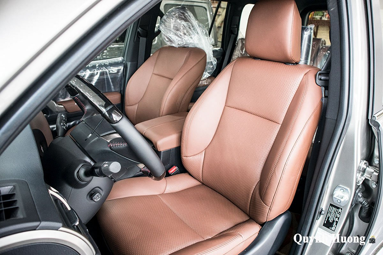 Vị trí trung tâm, Lexus GX460 đời mới được trang bị màn hình giải trí kích thước 8 inch với khả năng kết nối đa phương tiện cùng hệ thống âm thanh Mark Levinson 17 loa. Ngoài ra, chiếc SUV địa hình GX460 mới còn sở hữu nhiều tiện nghi khác như: Điều hoà tự động 3 vùng độc lập, vô-lăng chỉnh điện 4 hướng, cửa sổ trời, màn hình giải trí cho hàng ghế sau, tủ lạnh mini, đèn pha tự động, gạt mưa tự động...