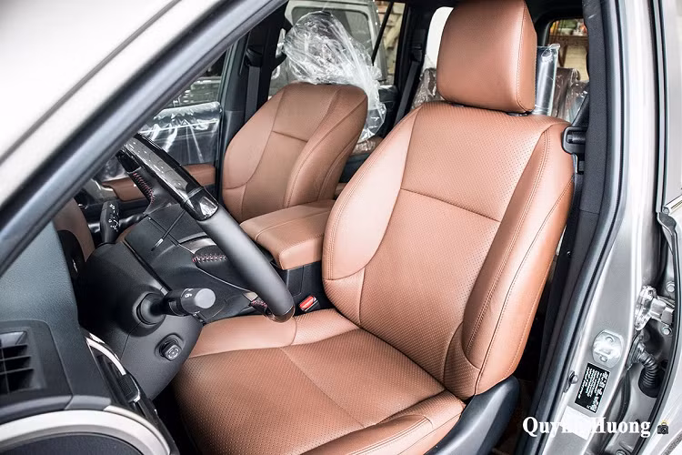 Vị trí trung tâm, Lexus GX460 đời mới được trang bị màn hình giải trí kích thước 8 inch với khả năng kết nối đa phương tiện cùng hệ thống âm thanh Mark Levinson 17 loa. Ngoài ra, chiếc SUV địa hình GX460 mới còn sở hữu nhiều tiện nghi khác như: Điều hoà tự động 3 vùng độc lập, vô-lăng chỉnh điện 4 hướng, cửa sổ trời, màn hình giải trí cho hàng ghế sau, tủ lạnh mini, đèn pha tự động, gạt mưa tự động...