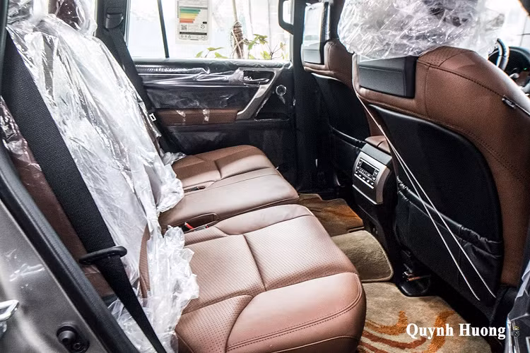 GX460 2020 nhập tư nhân với những trang bị an toàn cao nhất thuộc gói Lexus’ Safety System+ gồm: Hệ thống cảnh báo tiền va chạm phía trước khi phát hiện người đi bộ, đèn pha thích ứng và kiểm soát hành trình thích ứng, hệ thống cảnh báo va chạm khi lùi (Rear Cross Traffic Alert)...