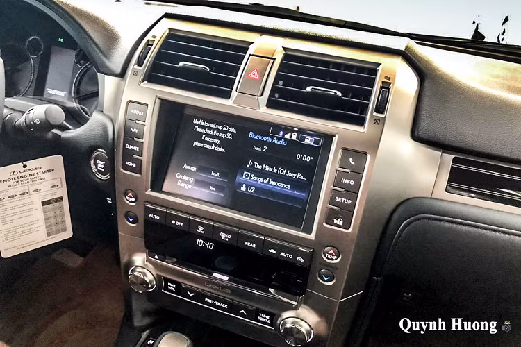 Trên vô-lăng, Lexus GX460 nhập tư nhân sử dụng chất liệu da, phần đáy ốp gỗ tối màu mang đến sự sang trọng cho xe. Thiết kế vô-lăng này đã quá quen thuộc khi người dùng dễ dàng bắt gặp trên hầu hết các dòng xe Lexus. Phía sau, cụm đồng hồ đã được tinh chỉnh so với đời cũ nhưng vẫn là dạng cơ truyền thống.