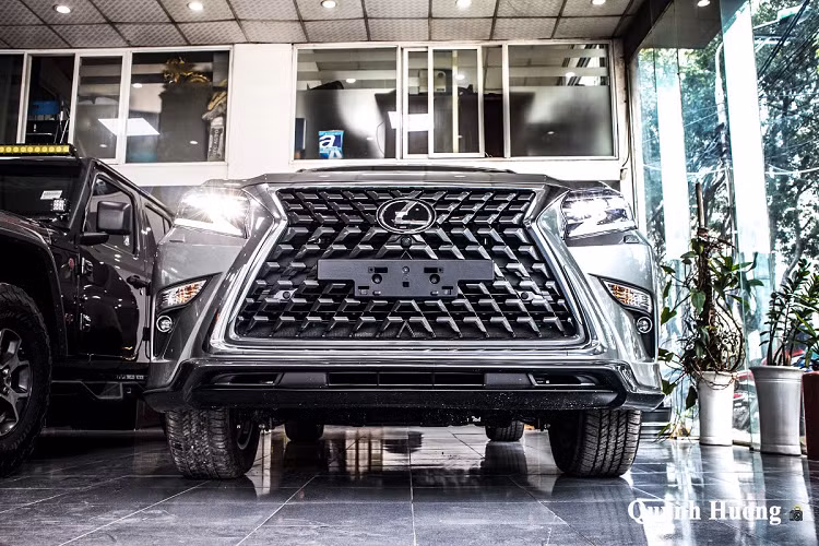 Do là xe nhập khẩu tư nhân từ thị trường Trung Đông, giá xe Lexus GX 460 2020 bán ra khoảng 6,2 tỷ đồng, cao hơn hàng chính hãng gần 600 triệu đồng.