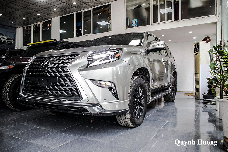 Lexus GX 460 là mẫu SUV chuyên địa hình của thương hiệu xe hơi hạng sang đến từ Nhật Bản. Mẫu xe này được định vị nằm dưới LX570 nên mức giá cũng "mềm" hơn. Ở phiên bản chính hãng, Lexus GX 460 2020 mới được phân phối với mức giá 5,690 tỷ đồng. Tuy nhiên, ngoài lựa chọn hàng chính hãng, người dùng Việt còn tìm đến Lexus GX 460 nhập khẩu Trung Đông với giá nhỉnh hơn nhưng đáp ứng nhiều nhu cầu hơn.