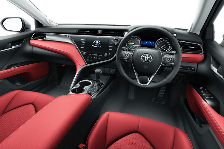 Da cũng được bọc ở nhiều vị trí khác như: bảng điều khiển, tay vịn trung tâm và táp-pi cửa “ton sur ton” với màu da bọc ghế. Bên cạnh đó, hàng ghế trước có tính năng sưởi, ghế phụ có chỉnh điện tương tự ghế lái.