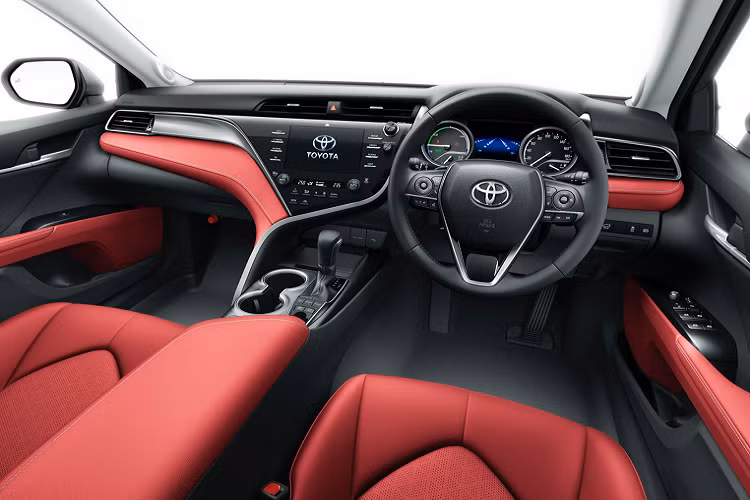 Da cũng được bọc ở nhiều vị trí khác như: bảng điều khiển, tay vịn trung tâm và táp-pi cửa “ton sur ton” với màu da bọc ghế. Bên cạnh đó, hàng ghế trước có tính năng sưởi, ghế phụ có chỉnh điện tương tự ghế lái.