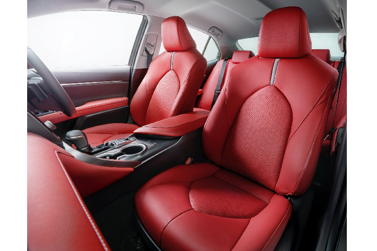 Xe sử dụng động cơ 4cyl thẳng hàng dung tích 2.5L kết hợp với mô tơ điện để tạo nên hệ truyền động hybrid. Tại Nhật Bản, giá xe Toyota Camry Black Edition từ 4,2 đến 4,4 triệu Yên (tương đương với 923 – 967 triệu đồng) cho hai phiên bản cầu trước và dẫn động bốn bánh (E-Four 4WD).