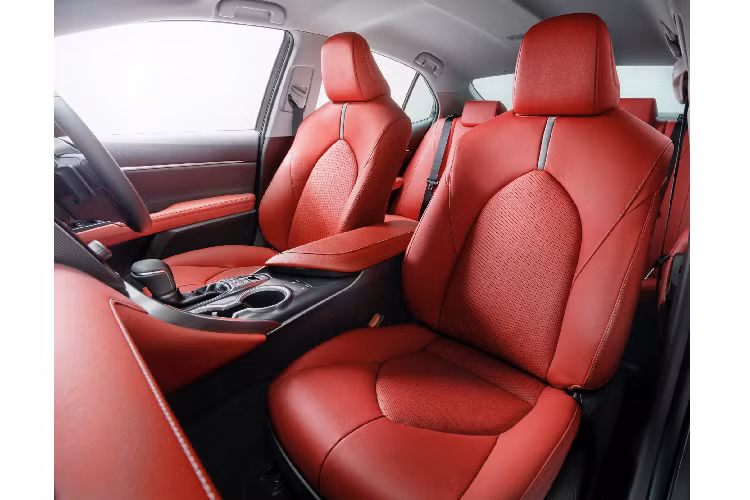 Xe sử dụng động cơ 4cyl thẳng hàng dung tích 2.5L kết hợp với mô tơ điện để tạo nên hệ truyền động hybrid. Tại Nhật Bản, giá xe Toyota Camry Black Edition từ 4,2 đến 4,4 triệu Yên (tương đương với 923 – 967 triệu đồng) cho hai phiên bản cầu trước và dẫn động bốn bánh (E-Four 4WD).