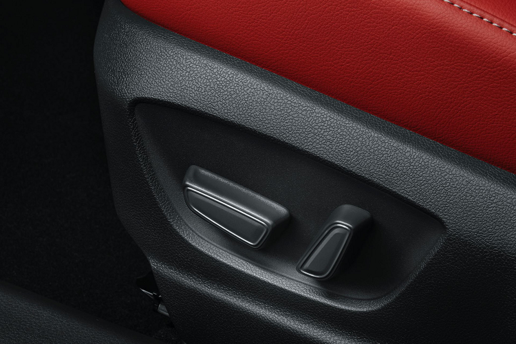 Phiên bản Camry Black Edition đi kèm với nhiều trang bị hỗ trợ người lái như cảnh báo điểm mù, cảnh báo vật cản cắt ngang khi lùi (có phanh tự động) và hệ thống phanh hỗ trợ dừng đỗ (Parking Support Brake).