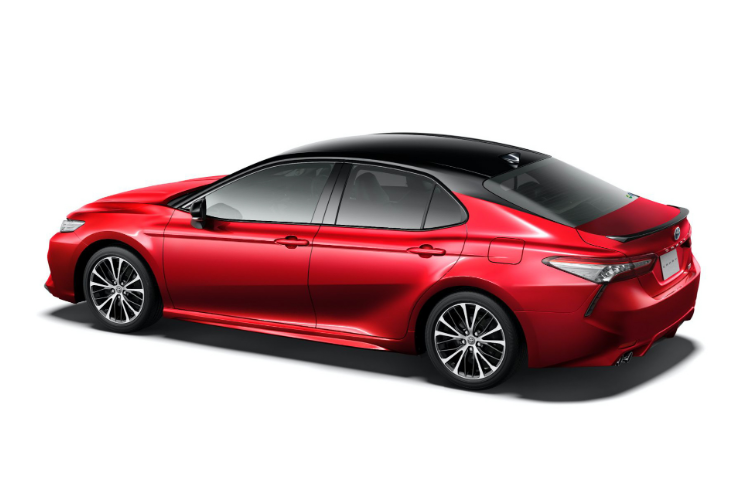 Phiên bản Camry Black Edition này được phát triển dựa trên phiên bản “WS” cao cấp của dòng xe Camry tại thị trường Nhật. Theo đó, xe sở hữu “dàn chân” lắp bộ mâm hợp kim nhôm kích thước 18 inch sơn màu đen thể thao, đèn pha và đèn hậu mang hiệu ứng khói thể thao. Nội thất của xe nổi bật với 2 lựa chọn bọc da màu đỏ hoặc đen (tiêu chuẩn).