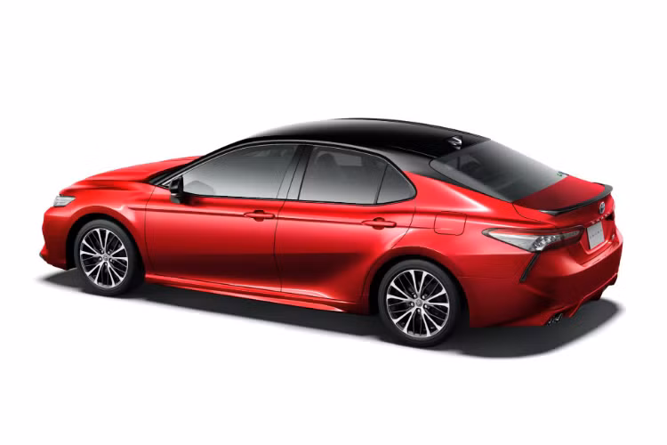 Phiên bản Camry Black Edition này được phát triển dựa trên phiên bản “WS” cao cấp của dòng xe Camry tại thị trường Nhật. Theo đó, xe sở hữu “dàn chân” lắp bộ mâm hợp kim nhôm kích thước 18 inch sơn màu đen thể thao, đèn pha và đèn hậu mang hiệu ứng khói thể thao. Nội thất của xe nổi bật với 2 lựa chọn bọc da màu đỏ hoặc đen (tiêu chuẩn).