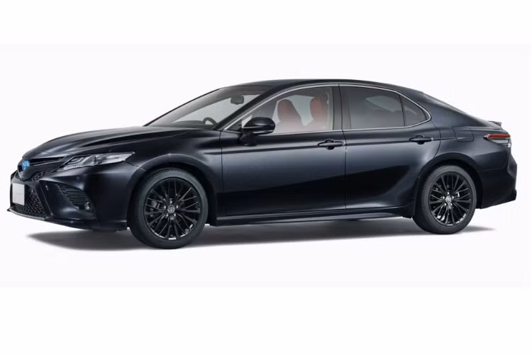Toyota Camry Black Edition 2020 thực chất là một phiên bản nâng cấp nội ngoại thất bằng phụ kiện và phối màu sơn độc đáo. Xe có 3 lựa chọn màu sơn: Đen (Precious Black Pearl), Trắng (Platinum White Pearl Mica) và Đỏ (Emotional Red II). Ngoài phiên bản sơn màu đen “từ đầu đến chân”, lựa chọn màu sơn trắng và đỏ giúp chiếc sedan nổi bật hơn khi mui xe được sơn màu đen (Mica Attitude Black) tương phản với màu sơn ngoại thất mang hơi hướng thể thao.