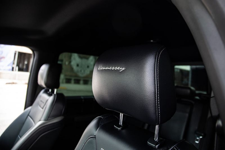 Đối với nội thất, phần lớn thiết kế và tiện nghi ban đầu của chiếc xe được giữ lại, Hennessey chỉ thêm tên hãng độ vào mỗi tựa đầu xe.