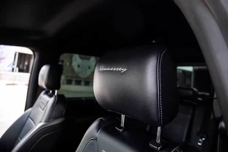 Đối với nội thất, phần lớn thiết kế và tiện nghi ban đầu của chiếc xe được giữ lại, Hennessey chỉ thêm tên hãng độ vào mỗi tựa đầu xe.