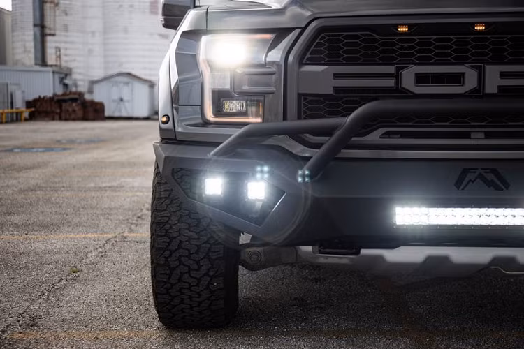 Các tính năng vốn có sẵn trên chiếc Ford F-150 Raptor đời 2017 này bao gồm ghế trước chỉnh điện, cửa sổ phía sau trượt điện, hệ thống thông tin giải trí Ford Sync 3, camera 360 độ và kiểm soát hành trình thích ứng.