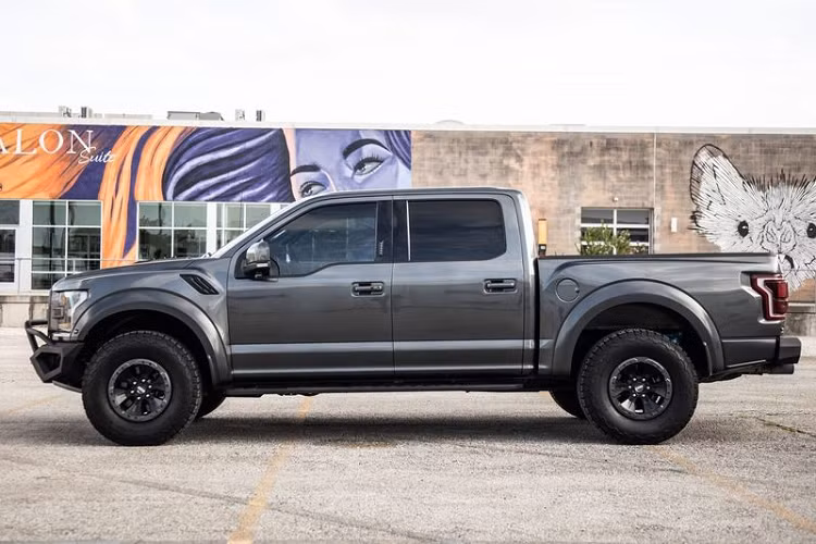 Bên cạnh đó, Ford F-150 Raptor độ Hennessey còn được trang bị bộ la-zăng đúc 17 inch có khóa hạt và bọc trong lốp BF Goodrich All-Terrain T/A K02. Tất cả những điều này đã tạo nên một chiếc F-150 Raptor vô cùng hầm hố và uy lực.
