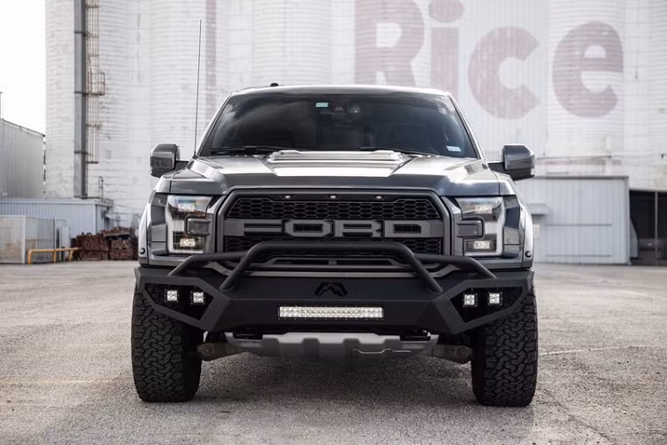 Những "động chạm" đáng chú ý khác của Hennessey gồm cản trước / cản sau làm mới với đèn LED bổ sung và lớp phủ sơn gốm CarPro CQuartz.