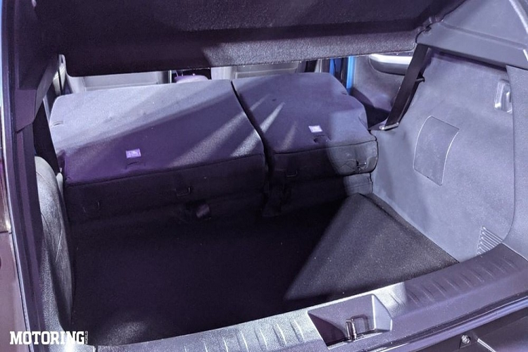 Ngoài ra, mẫu SUV cỡ B này còn có gầm cao 205 mm, trọng lượng dao động từ 939 - 1.039 kg (tùy phiên bản) và thể tích khoang hành lý 336 lít. Với trọng lượng này, Nissan Magnite 2021 là một trong những mẫu SUV cỡ B nhẹ nhất tại thị trường Ấn Độ hiện nay. Đồng thời, trọng lượng thấp còn góp phần giúp mẫu SUV cỡ B này tiết kiệm nhiên liệu.