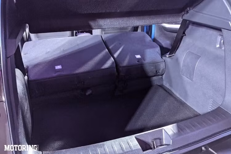 Ngoài ra, mẫu SUV cỡ B này còn có gầm cao 205 mm, trọng lượng dao động từ 939 - 1.039 kg (tùy phiên bản) và thể tích khoang hành lý 336 lít. Với trọng lượng này, Nissan Magnite 2021 là một trong những mẫu SUV cỡ B nhẹ nhất tại thị trường Ấn Độ hiện nay. Đồng thời, trọng lượng thấp còn góp phần giúp mẫu SUV cỡ B này tiết kiệm nhiên liệu.